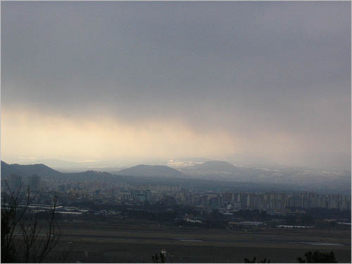 한라산은 구름속에 숨어 있고 오름들이 오손도손 이야기를 합니다. 